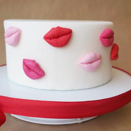 lip fondant cake 