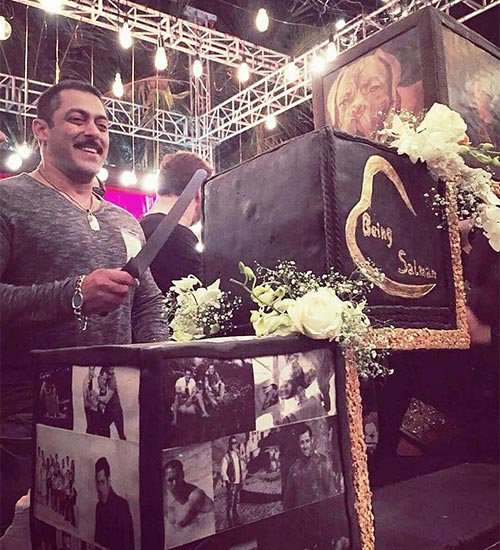 Salman Khan cutting his 50th Birthday Cake