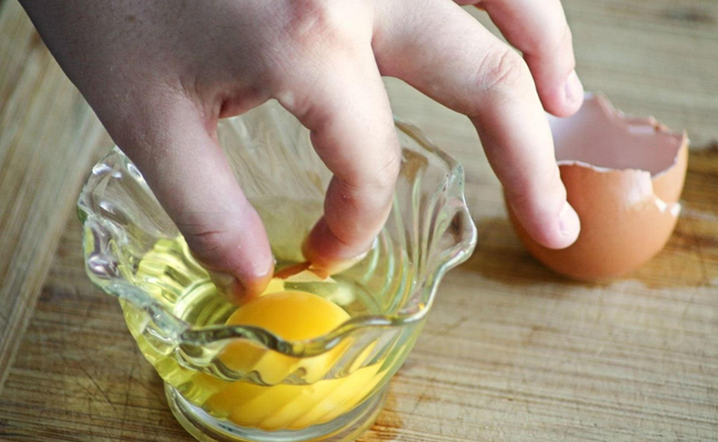 Remove Eggshell with One Finger