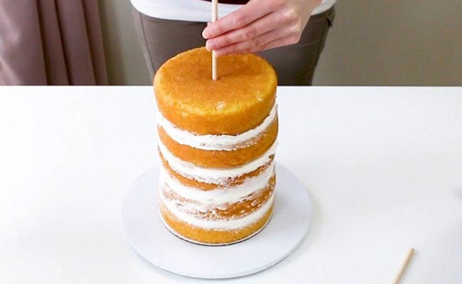 How to Use Wood Dowels in Stacked Cakes