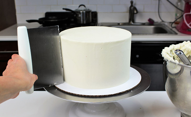 Use Frosting to fix a cake broken into 3 to 4 pieces