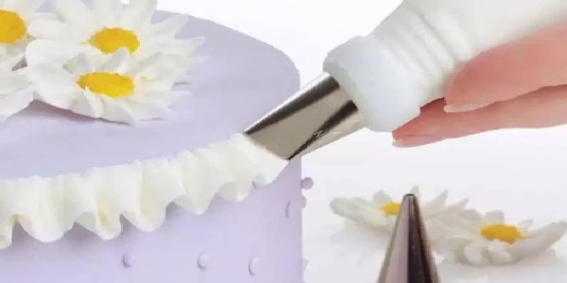 cake decoration with piping