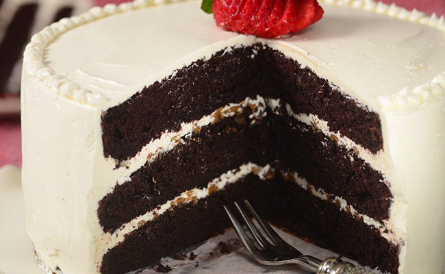 Vanilla frosting chocolate cake