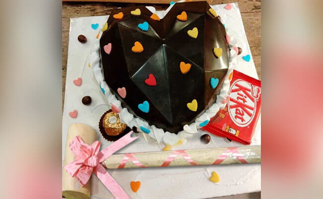 KitKat Pinata Cake