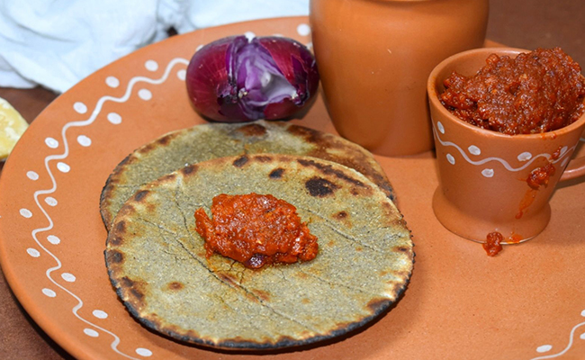 Bajra-ki-Roti-with-Lehsun-Chutney