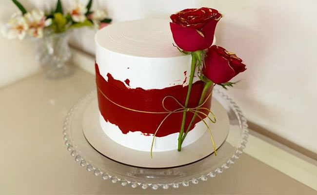 Heartwarming Fondant Red Rose Elegant Cake