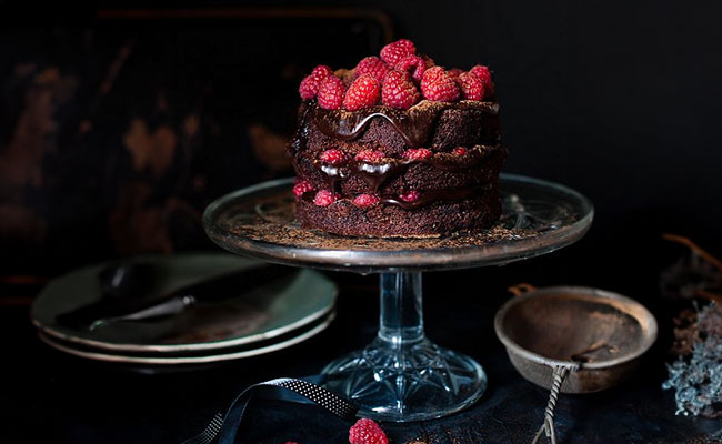 Chocolate cakes with raspberries