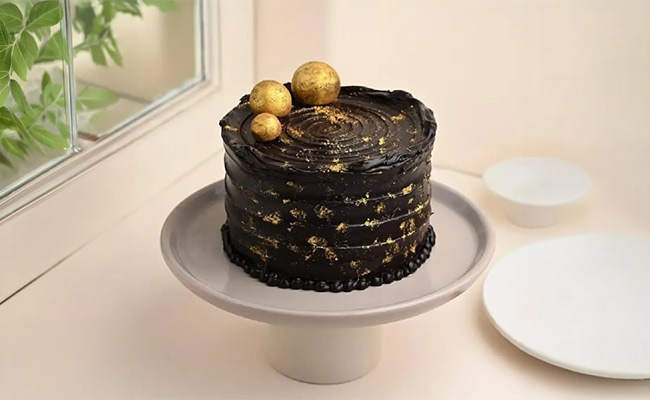 black-and-gold-cake